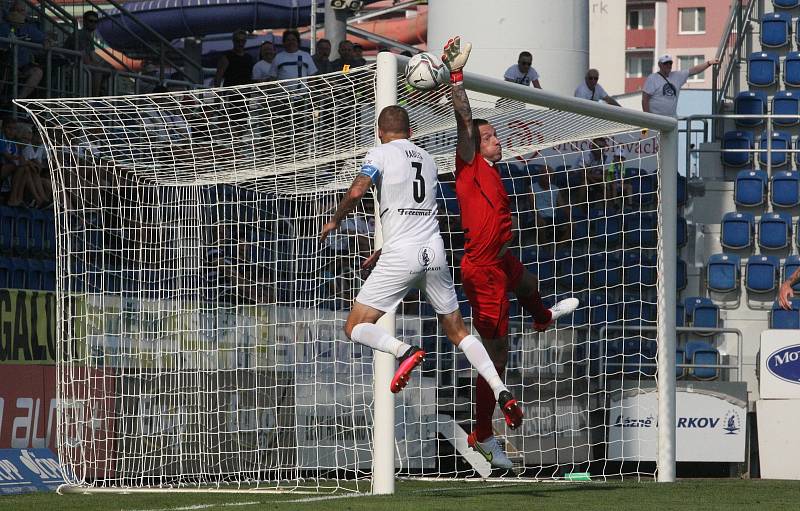 Fotbalisté Slovácka (bílé dresy) se v neděli doma utkali s Hradcem Králové.