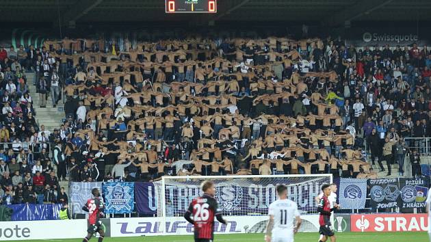 Fotbalisté Slovácka (bílé dresy) se doma utkali v Konferenční lize s francouzským Nice.
