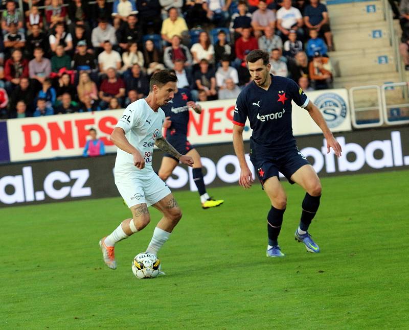 Fotbalisté Slovácka (bílé dresy) v nedělním šlágru FORTUNA:LIGY vyzvali pražskou Slavii.