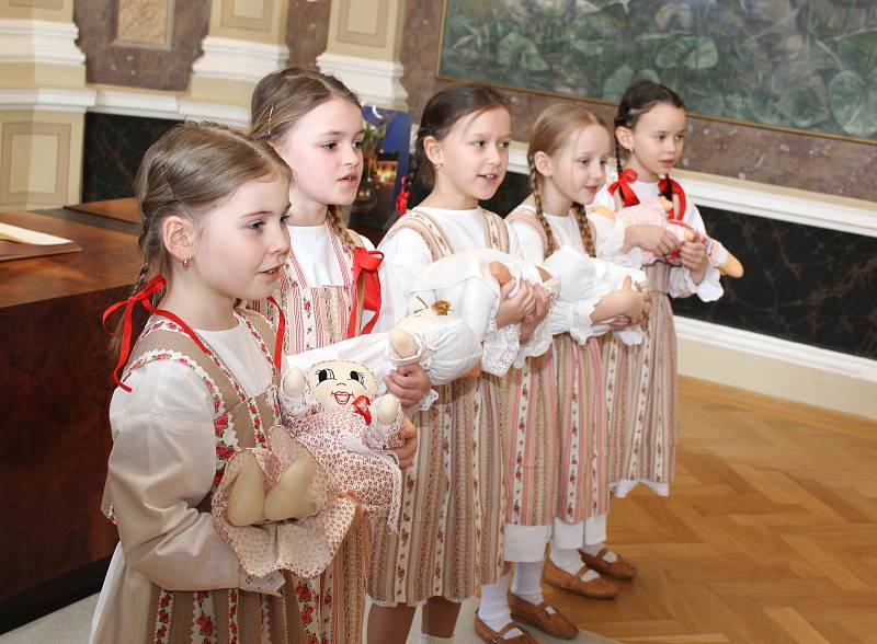 První miminko Uherského Hradiště letošního roku přivítal starosta města. Anna Kristýna Prokopová se narodila 1. ledna 2018. V obřadní síni hradišťské radnice s ní byla její maminka Kristýna Sabová a bratr Juraj.