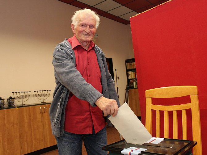 Devadesátiletý Jaroslav Pokorák poprvé hlasoval v prezidentských volbách v Domově pro seniory v Buchlovicích.
