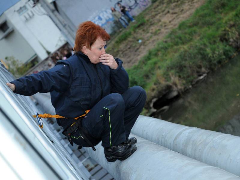 Žena se sebevražednými sklony přelezla zábradlí lávky přes řeku Moravu.