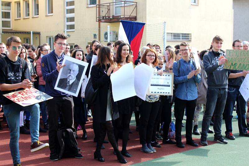 Studenti středních a vysokých škol v poledne vyšli před budovy škol, aby v rámci výzvy Vyjdi ven upozornili na (ne)dodržování ústavních zvyklostí a vyjádřili nesouhlas s přístupem nejvyšších politických činitelů k ústavě.