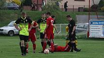 Fotbalisté Jalubí (žlutočerné dresy) v semifinále Poháru OFS Jarošovský pivovar zdolali Nedakonice 3:0.