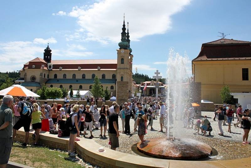 Pod sochami světců se v den národní pouti uskutečnil koncert Hudby Hradní stráže a Policie ČR.