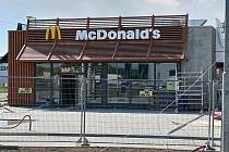 Provozovna McDonald’s vyrůstá v obchodní zóně v Kunovicích. Za pár týdnů ji otevřou