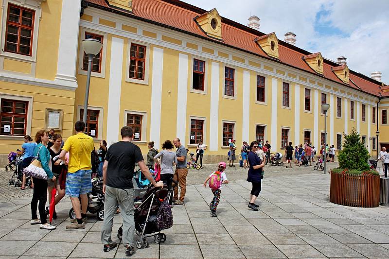 LETNÍ KURZ. V poutním Velehradě se jej zúčastnilo 77 manželských párů, které zde obnovily při slavnostní bohoslužbě manželský slib. O jejich děti se v průběhu kurzu starali mladí pečovatelé. 