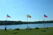 Jindřich Žaludek z České vexilologické společnosti tvrdí, že 21. srpna u jezera v Ostrožské Nové Vsi vlála nesprávná moravská vlajka.