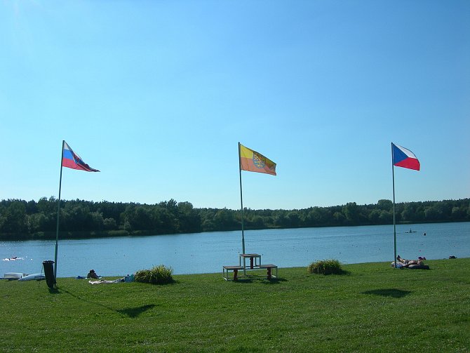 Jindřich Žaludek z České vexilologické společnosti tvrdí, že 21. srpna u jezera v Ostrožské Nové Vsi vlála nesprávná moravská vlajka.