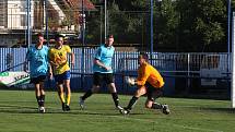 Fotbalisté Starého Města (žluté dresy) v 5. kole krajské I. B třídy skupiny C zdolali Polešovice 1:0.