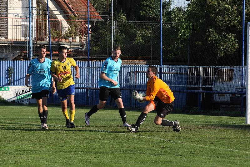 Fotbalisté Starého Města (žluté dresy) v 5. kole krajské I. B třídy skupiny C zdolali Polešovice 1:0.