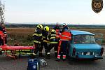 Po srážce Trabantu se Superbem u Zlechova skončili oba řidiči v nemocnici; čtvrtek 12. října 2023