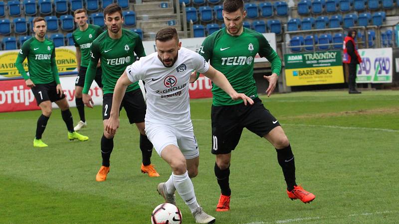 Fotbalisté Slovácka (v bílých dresech) ve 25. kole FORTUNA:LIGY hráli s Jabloncem. Na snímku Tomáš Zajíc.