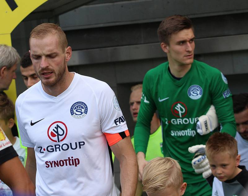Fotbalisté Slovácka (bílé dresy) zakončili letošní sezonu domácím zápasem s Karvinou