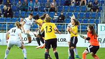 Fotbalistky Slovácka (v bílých dresech) zdolaly na Městském stadionu Horní Heršpice 2:1. Foto: Petr Zapletal