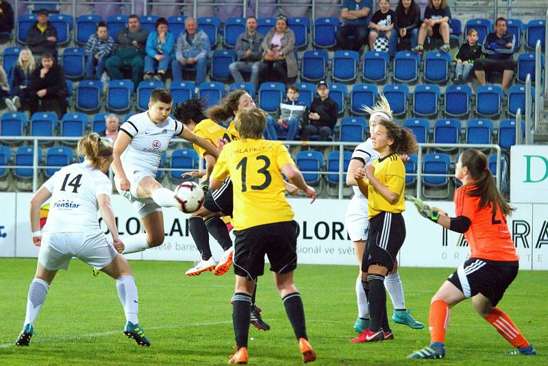 Fotbalistky Slovácka (v bílých dresech) zdolaly na Městském stadionu Horní Heršpice 2:1. Foto: Petr Zapletal