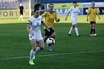 Fotbalistky Slovácka (v bílých dresech) na Městském stadionu Miroslava Valenty zdolaly Horní Heršpice 2:1.