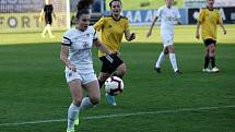 Fotbalistky Slovácka (v bílých dresech) na Městském stadionu Miroslava Valenty zdolaly Horní Heršpice 2:1.