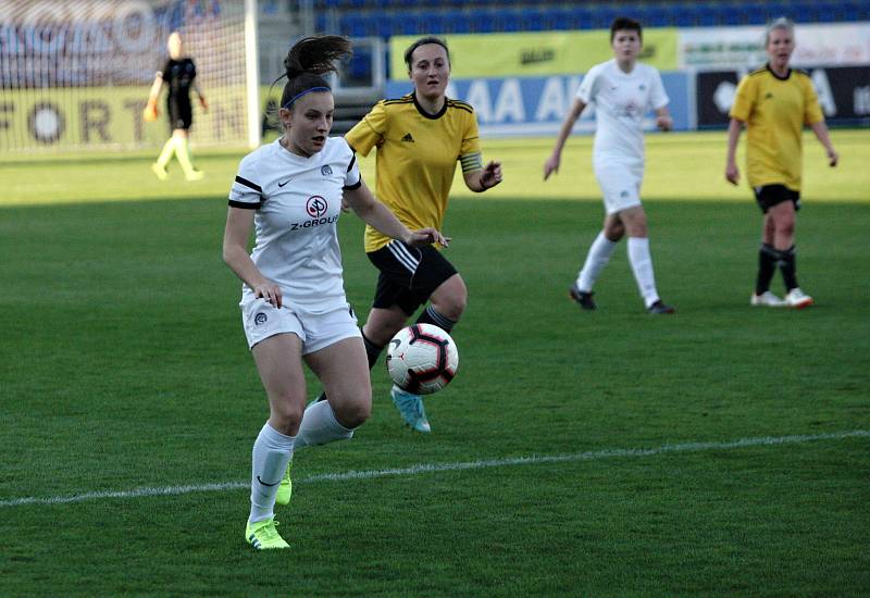 Fotbalistky Slovácka (v bílých dresech) na Městském stadionu Miroslava Valenty zdolaly Horní Heršpice 2:1.