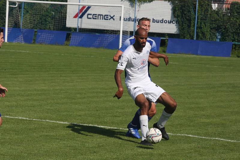 Fotbalisté Slovácka B (bílé dresy) v 6. kole MSFL podlehli Uničovu 1:2.