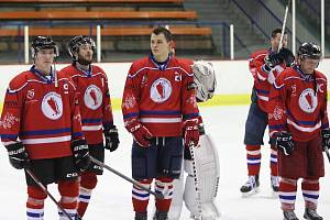 Hokejisté Uherského Hradiště (červené dresy) ve druhém zápase čtvrtfinále play-off podlehli Prostějovu 2:9 a sezona pro ně skončila.