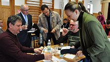 Blíží se už 44. Prvomájová výstava Vinařů Mařatice. Hodnocení vzorků vín probíhalo v Kulturním domě v Mařaticích 21. dubna