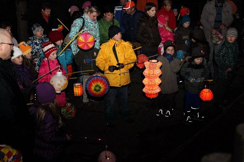 Účastníci lampionového průvodu se zaposlouchali do povídání ředitele školy o životě sv. Martina.