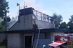 Profesionální i dobrovolní hasiči zasahují v úterý 21. června 2022 u požáru střechy smuteční síně na hřbitově v Boršicích na Uherskohradišťsku.