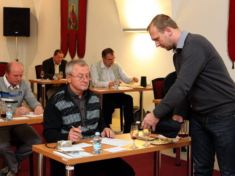 Patnáct degustátorů hodnotilo v neděli sedmdesát pět mešních a košer vín, aby vybrali to, které bude poctěno Cisterciáckou pečetí. 