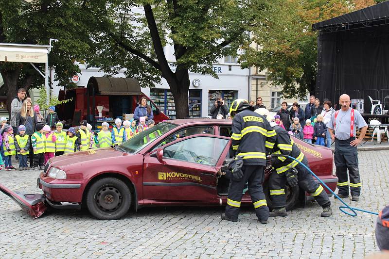 Zásah hasičů při vyprošťování osoby z autovraku nebo vyzkoušet si policejní želízka. To je jen výběr aktivit, které mohli vidět a vyzkoušet si děti v Uherském Hradišti.