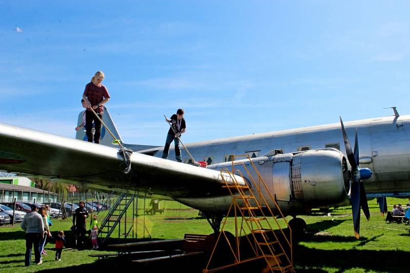 BRIGÁDNIČILI. Dobrovolníci pomáhali o víkendu v Leteckém muzeu Kunovice.