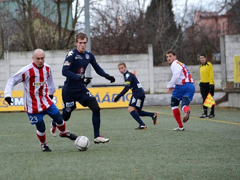 Fotbalisté 1. FC Slovácko na úvod Tipsport ligy pouze remizovali se Zbrojovkou Brno. Na snímku záložník Slovácka Milan Kerber pronásleduje domácího Václava Kolouška.