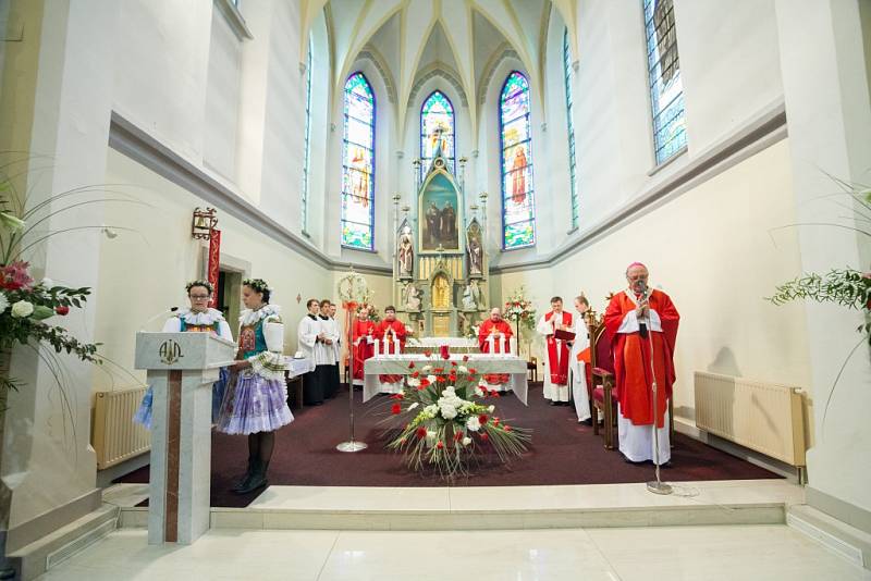 Celkem devětatřiceti věřícím udělil olomoucký arcibiskup Jan Graubner v neděli 18. září v kostele svatých Filipa a Jakuba v Dolním Němčí svátost biřmování. 