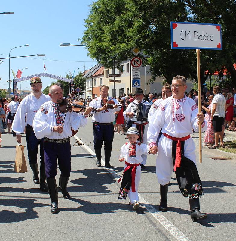 Po pěti letech projela Hlukem jízda králů. Na snímcích slavnostní průvod družiny i folklorisů městem.