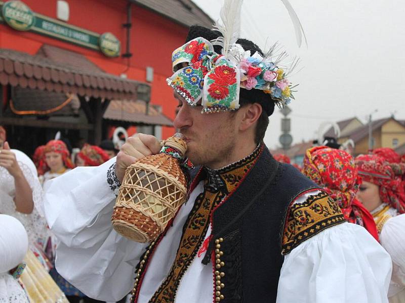 Mládenci se posilňovali dobrým vínkem.