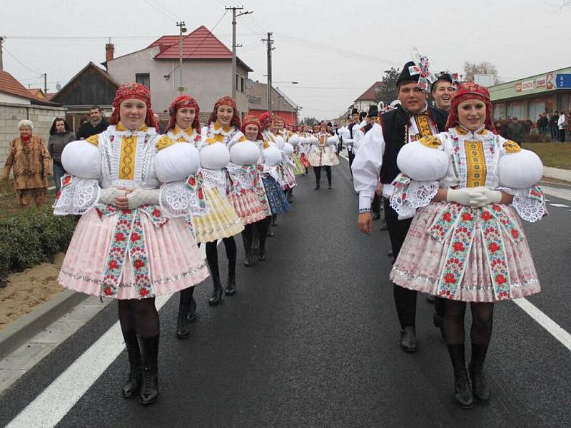 Krojovaní zamířili v doprovodu dechovky pro své vládce.