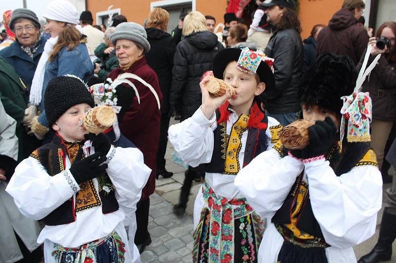 Také si přihnuli. Naštěstí zatím jen minerálkou a čajem.