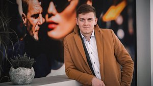 Fotbalista Nezdenic Michael Pavlis se živí prodejem aut.