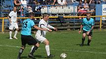 Fotbalisté Ořechova (bílé dresy) v hodovém derby porazili Polešovice 2:0.