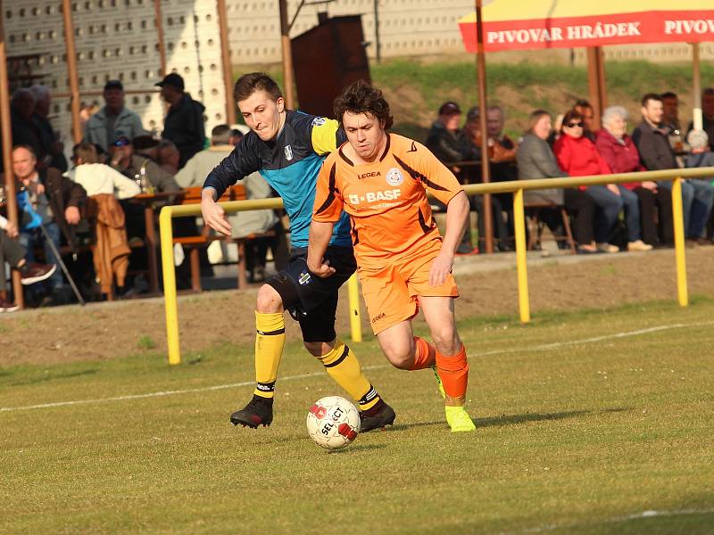 Fotbalisté Ostrožské Lhoty (v oranžových dresech) remizovali na úvod jara s Topolnou 2:2.