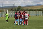 Fotbalisté Slavkova (bíločervené dresy) na úvod nové sezony zdolali Velký Ořechov 1:0.