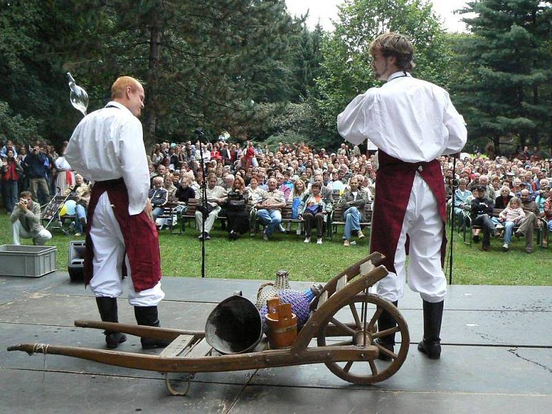 Do mařatických vinohradů nás zavedl taneční obrázek souboru Cifra.