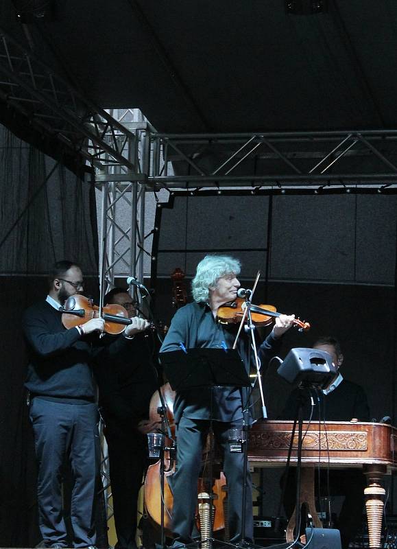 Stovky lidí se v nedělním podvečeru nechaly unášet desátým Velkomoravským koncertem ve Starém Městě.