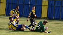 Fotbalisté Strání (černožluté dresy) v sobotním přípravném zápase zdolali Ratíškovice 2:1.