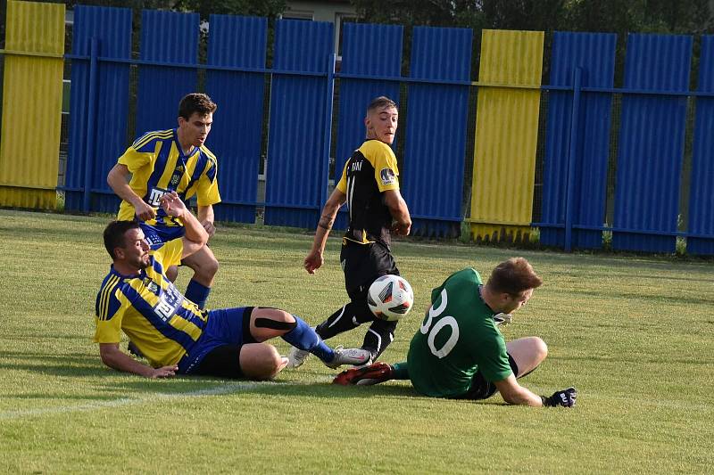 Fotbalisté Strání (černožluté dresy) v sobotním přípravném zápase zdolali Ratíškovice 2:1.