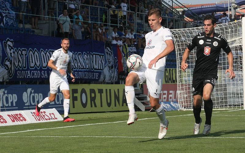 Fotbalisté Slovácka (bílé dresy) se v neděli doma utkali s Hradcem Králové.