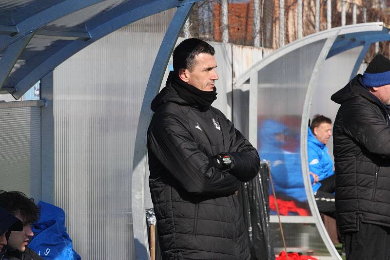 Fotbalisté Slovácka B (modré dresy) v přípravném zápase porazili divizní Hodonín 2:0. Oba góly vstřelil Pavel Juroška.