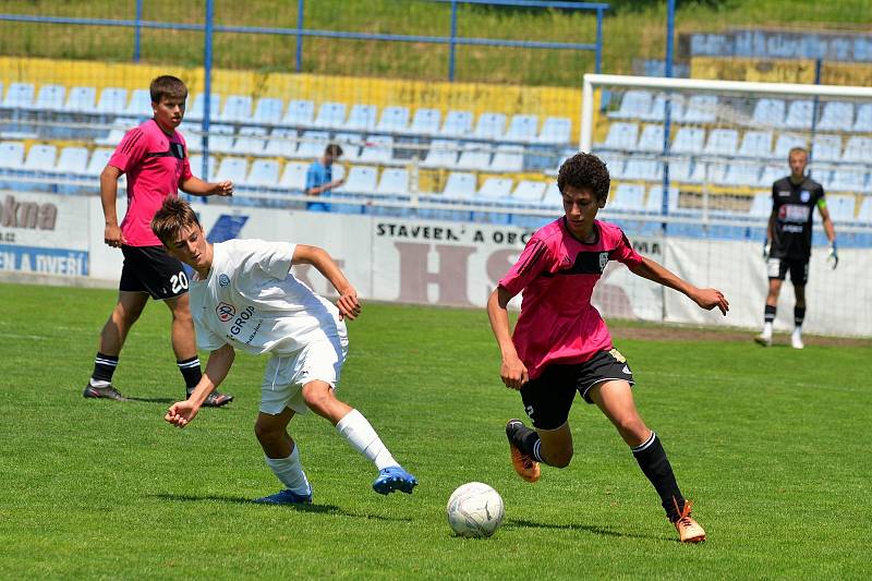 Mladší dorostenci Slovácka (bílé dresy) přehráli Znojmo 6:1.