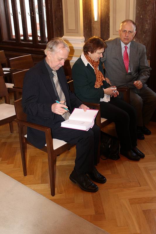 Autory knihy Rok delší než století nejprve slavnostně přijal místostarosta Uherského Hradiště, pak debatovali o Alexandru Dubčekovi se studenty a občany.
