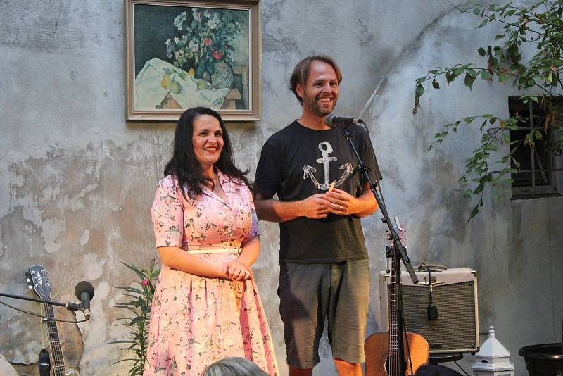 Jaroslav Bartoš s manželkou na dvorku Kafe uprostřed.